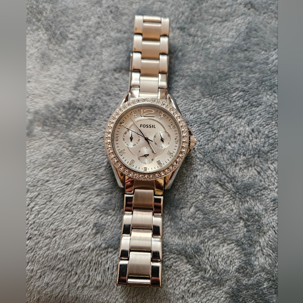 Like New Fossil Silver and Crystal Watch